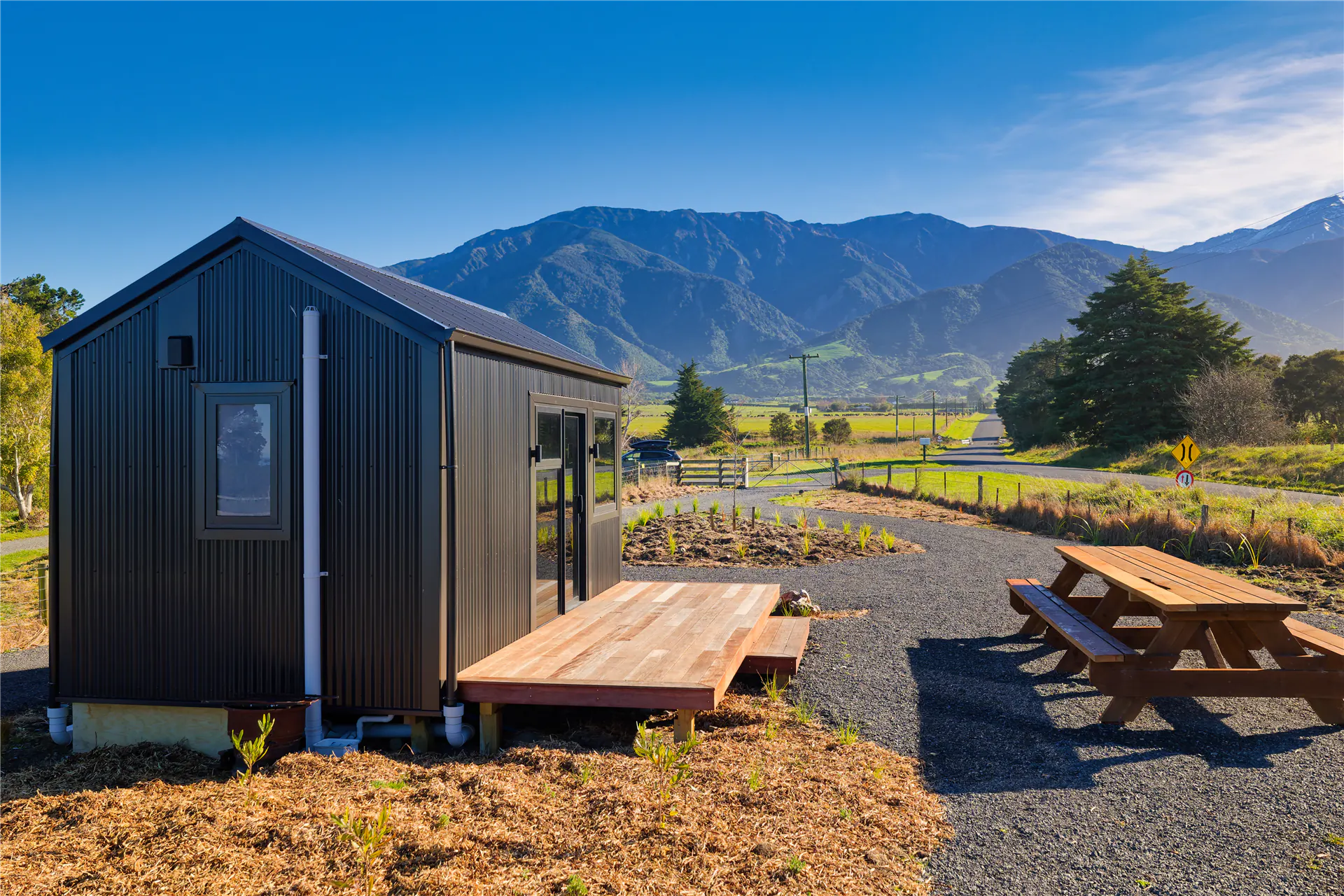 kaikoura bnb cabin outdoor picnic table nz